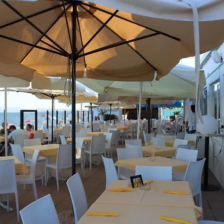 Happy Camp Mobile Homes In Camping Village Rosapineta Rosolina Mare